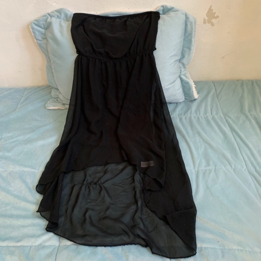 Beautiful white dress and is a small for height 5’0